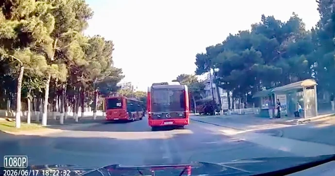 Sumqayıtda sərnişin avtobusları növbə ilə qarşı yola çıxıb təhlükə saçdı VİDEO