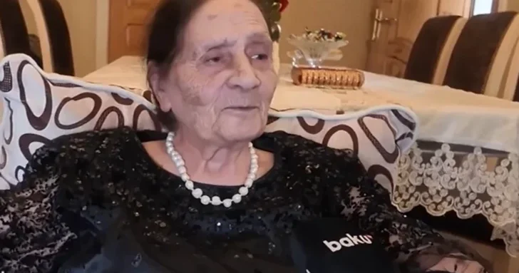 В Гяндже отметила 100 летие учительница, воспитавшая тысячи учеников