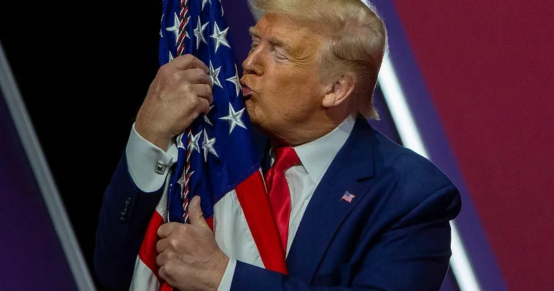Trampın ABŞ bayrağı ilə bağlı planı alt üst oldu FOTO/VİDEO