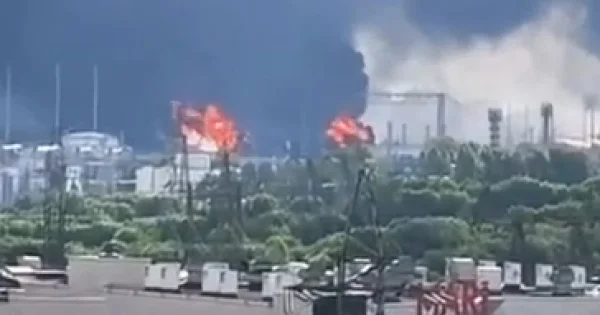 Крупнейшая с начала войны атака на Москву: горит НПЗ, закрыты аэропорты...