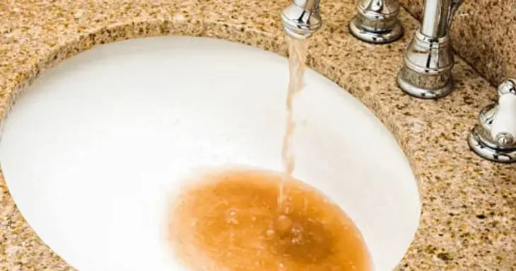 Kranlardan axan TƏHLÜKƏ Paslı su ölümcül xəstəliyə səbəb olur?