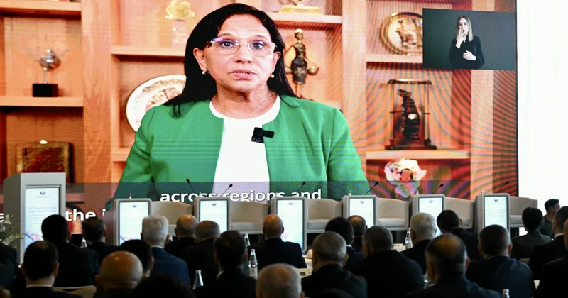 Amina Buayaş: Süni intellektin nəzarətsiz istifadəsi fundamental hüquqları təhlükə altına salır