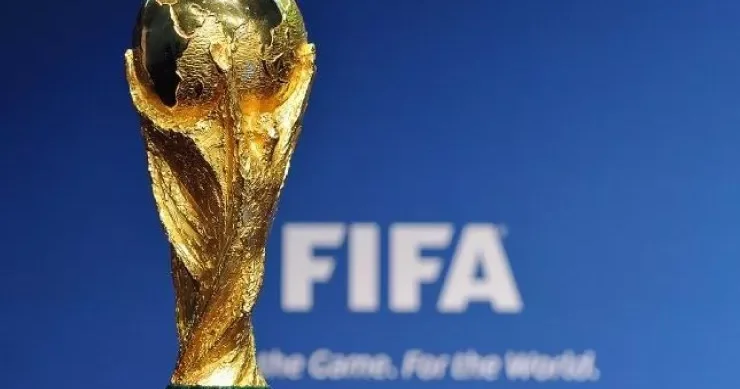 Dünya çempionatı şərhçisinin alnını şüşə ilə kəsdilər