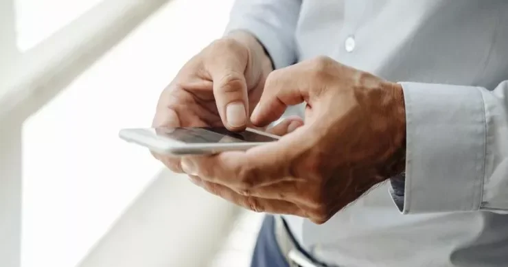 Smartfonlar məmurlara qadağan olundu: görsələr, sındıracaqlar