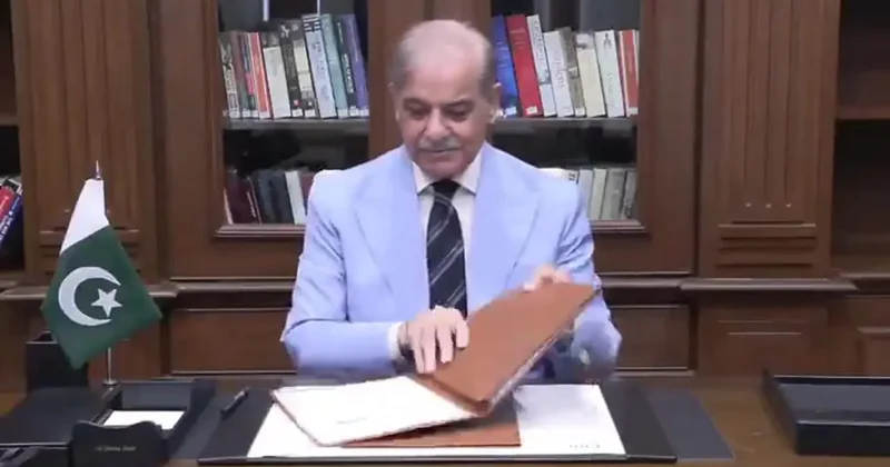 Şahbaz Şərif də imza atdı VİDEO