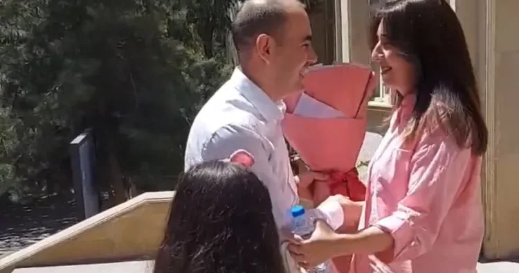 60 bal yığan müəllim belə qarşılandı VİDEO