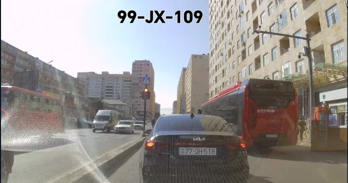 Bu avtobus sürücüsü tərsinə işləyir: Yaşılda dayanıb qırmızıda keçdi VİDEO