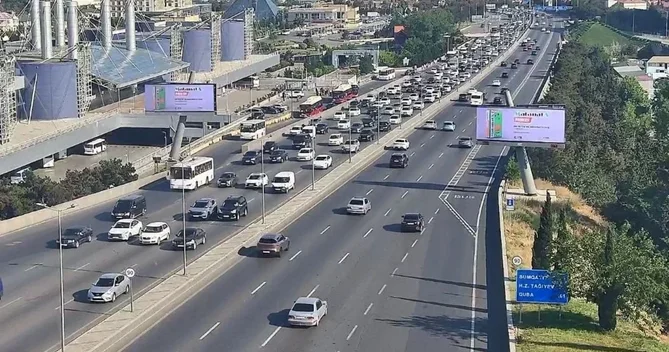 Bakının bir sıra yollarında nəqliyyatın sıxlığı yaranıb