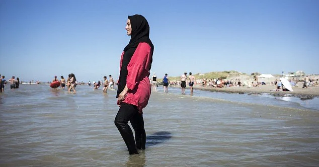 Fransa şəhər məhkəməsi burkini qadağasını ləğv edib...