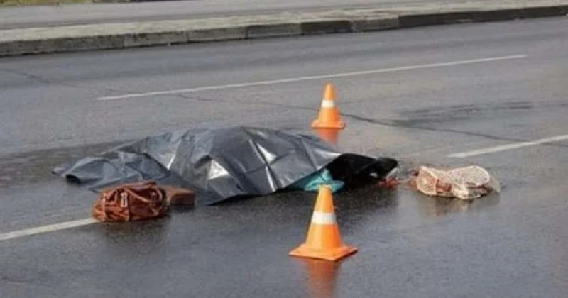 Geriyə hərəkət edən avtomobil qadını öldürdü