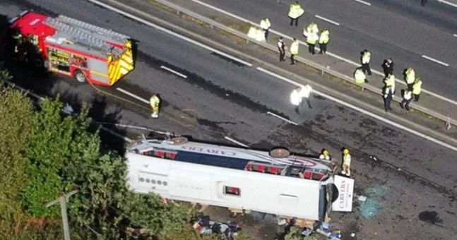 İngiltərədə məktəb avtobusu aşıb 1 ölü, 21 yaralı,