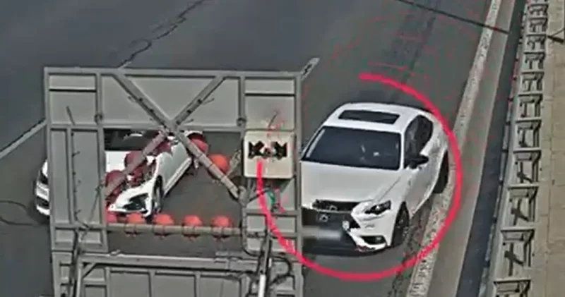 Водитель Lexus проигнорировал предупреждение и протаранил фургон ДТП на бакинской трассе / ВИДЕО