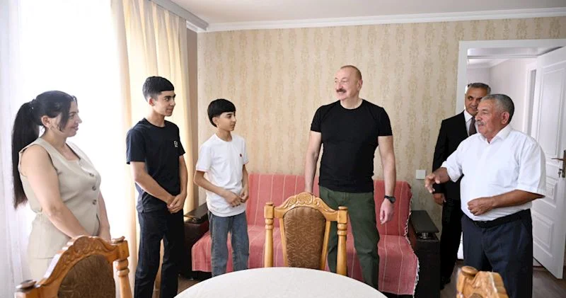 Prezident Təzəbinə sakininin evinə baş çəkib Fotolar