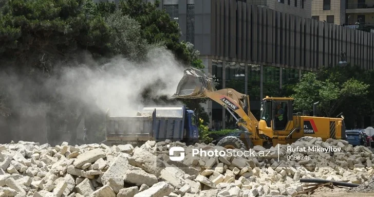В центре Баку сносят известный отель