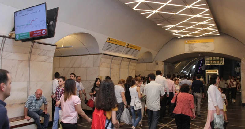 Bir qızın şəklini gizlincə çəkib feysbukda paylaşmaq... Metroda baş verən hadisə