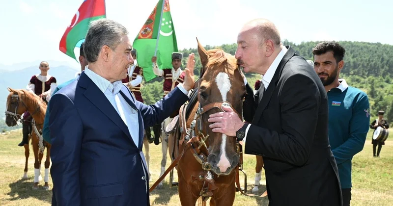 İlham Əliyev Qarabağ atının alnından niyə öpdü: Şuşada verilən şifrəli mesajın anlamı