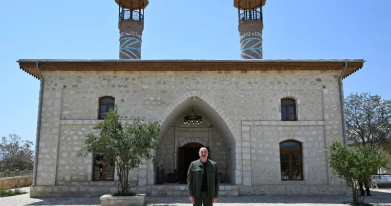 Prezident Qiyaslı kəndindəki tarixi məscidin binasının açılışında iştirak edib