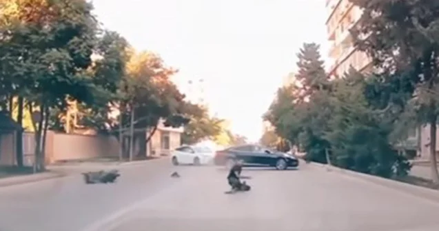 Kaskasız moped sürücüsü asfalta çırpıldı Video