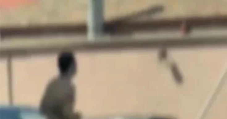 Bakıda gənc oğlan lüt soyunub küçədə gəzdi