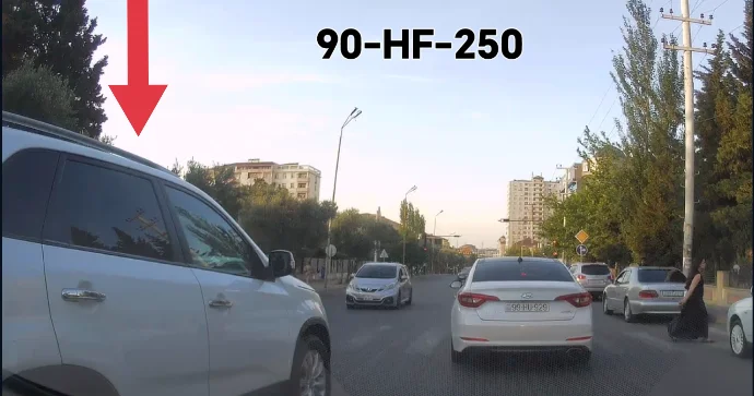 Əks yola çıxan sürücü avtomobilləri sıxışdırıb təhlükə yaratdı VİDEO