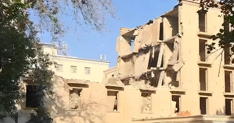 Bakının mərkəzində yerləşən Naxçıvan hoteli sökülür