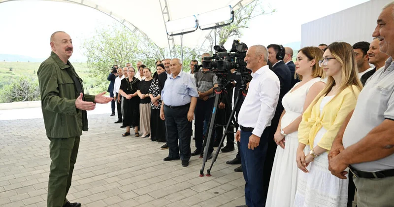 Prezident İlham Əliyevin Təzəbinə və Xanyurdu sakinləri ilə səmimi söhbəti FOTO