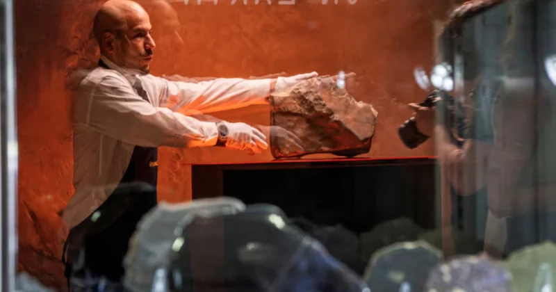 Mars meteoritinin parçası “Sotheby s” hərracında 5,3 milyon dollara satılıb