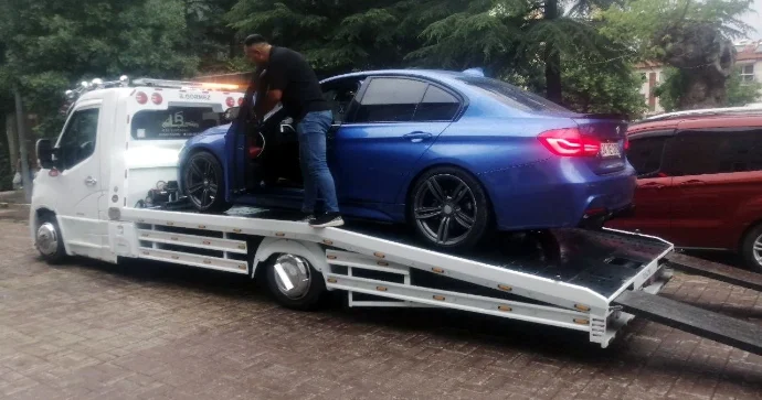 Hökumət binasının qarşısında “BMW”ilə “avtoş”luq edən sürücü cərimələndi; 3 min VİDEO