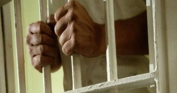 Bakıda ata həbsdəki oğluna qeyri adi sovqat apardı
