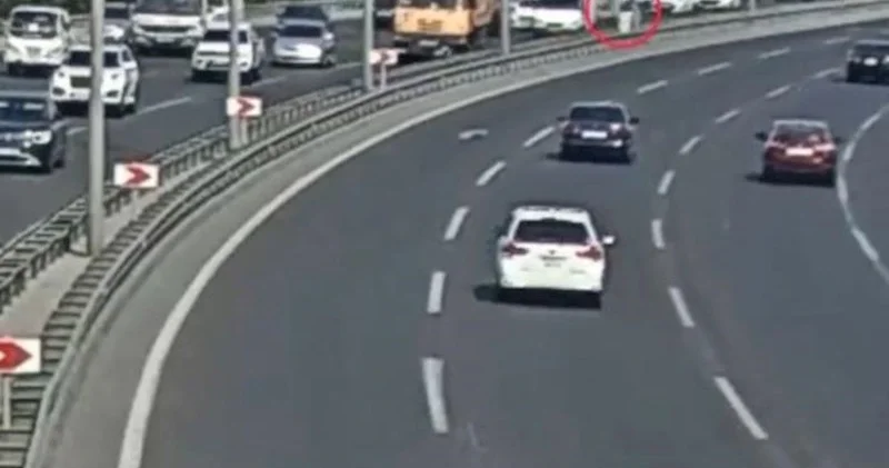 Yolu təmizləyən maşına çırpıldı Video