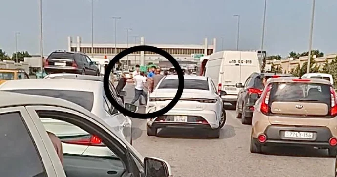 Prospektdə qəzaya düşən sürücülər əlbəyaxa davaya çıxdı, yolda sıxlıq yarandı VİDEO