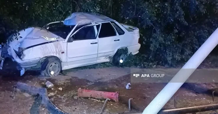 Gəncədə avtomobil rabitə dirəyinə çırpıldı