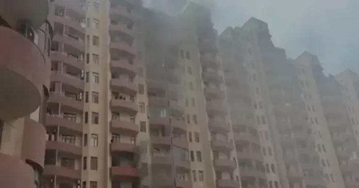 Xırdalanda yaşayış binasında yanğın başladı