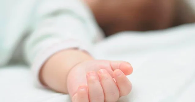 Ağır vəziyyətdə xəstəxanaya aparılan 1 yaşlı uşaq öldü
