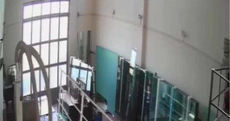 Türkiyədə güclü zəlzələ anı kameraya düşdü (Video)