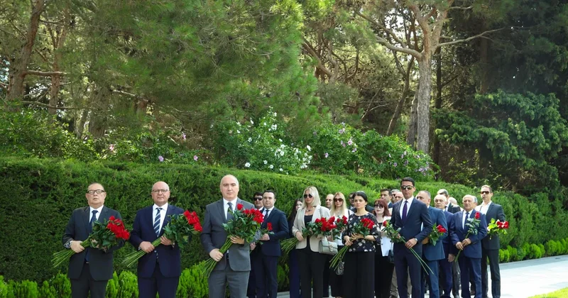 Коллектив ANAMA посетил могилу Гейдара Алиева