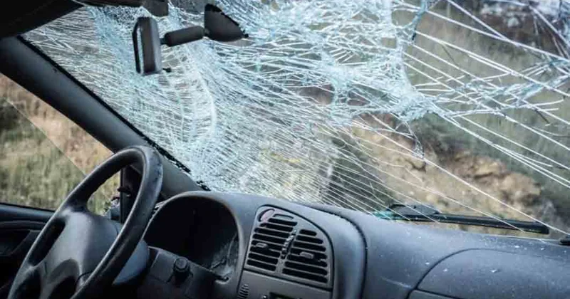 В Зардабе автомобиль врезался в дорожное ограждение: пострадали четыре человека