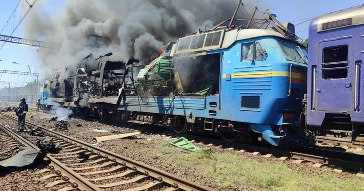 Российские беспилотники поразили локомотив и пассажирский состав в Запорожской области Украины