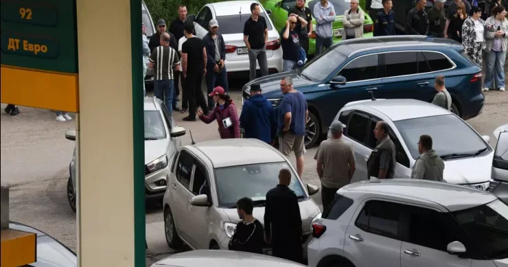 Ruslar benzin növbəsində qırılırlar