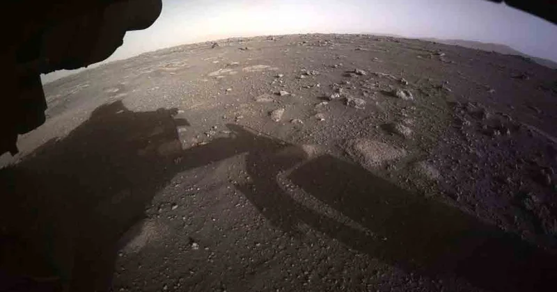 NASA показало захватывающее видео пролета космического аппарата мимо Марса