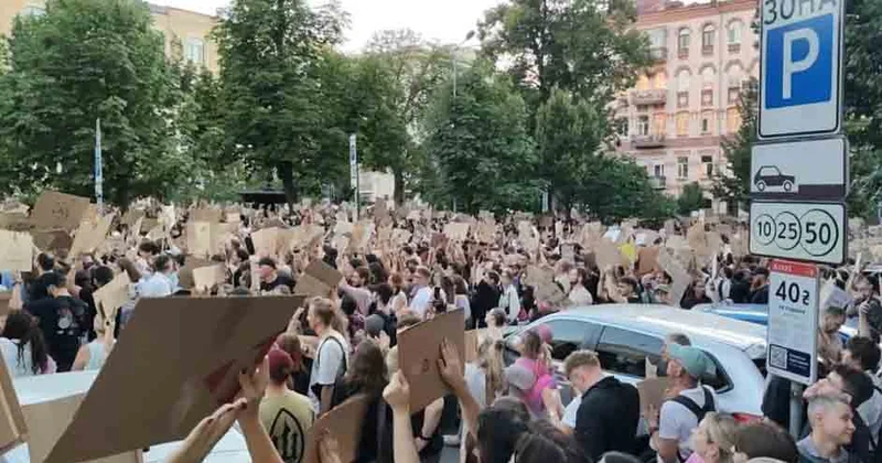 Протесты в Украине не утихают: Верните Федорова! Сырского прочь