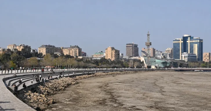 Баку может остаться без моря? Эколог оценил тревожный прогноз