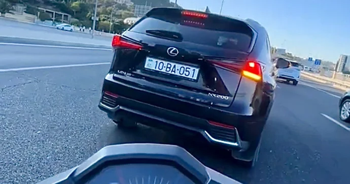 Bakıda sürücü maşını motosikletin üstünə sürüb qəza riski yaratdı 10 BA 051 VİDEO
