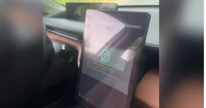 Elektromobili yolun kənarında saxlamalı olan sürücünün başına iş gəldi VİDEO