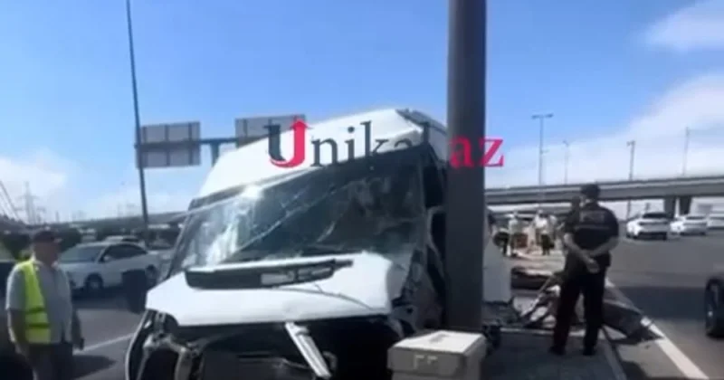 Çörək daşıyan maşın qəzaya düşdü VİDEO