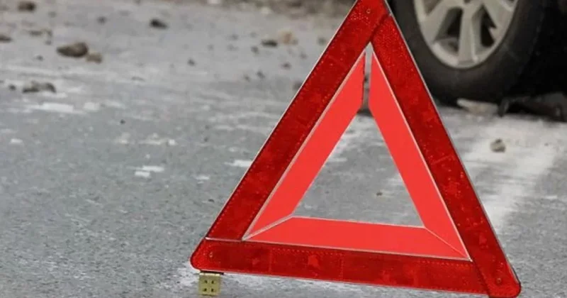 Maşını ağaca çırpan sürücü belə xilas edildi Video