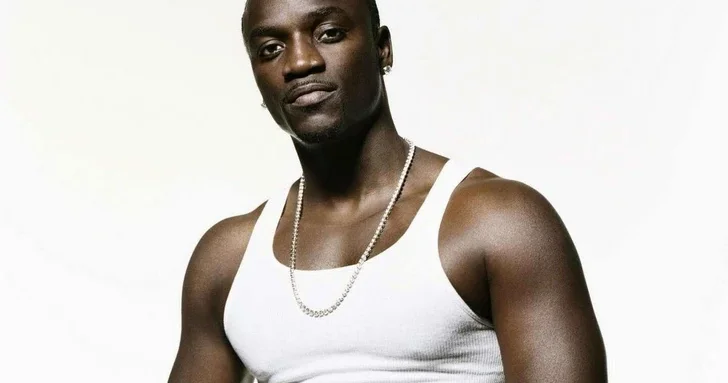 Охранник из Сочи требует 10 миллионов рублей с рэпера Akon за катание на себе