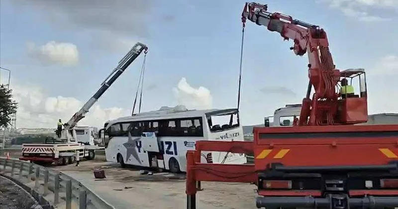 Türkiyədə sərnişin avtobusunun maneələrə çırpılması nəticəsində 3 nəfər ölüb