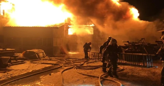 Пожар в Хазарском районе: сгорели станки и сырье бумажного цеха