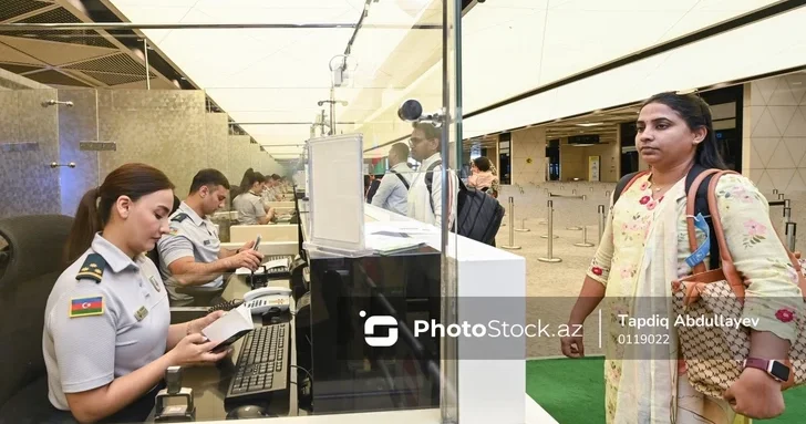 Репортаж из зоны паспортного контроля Международного аэропорта Гейдар Алиев